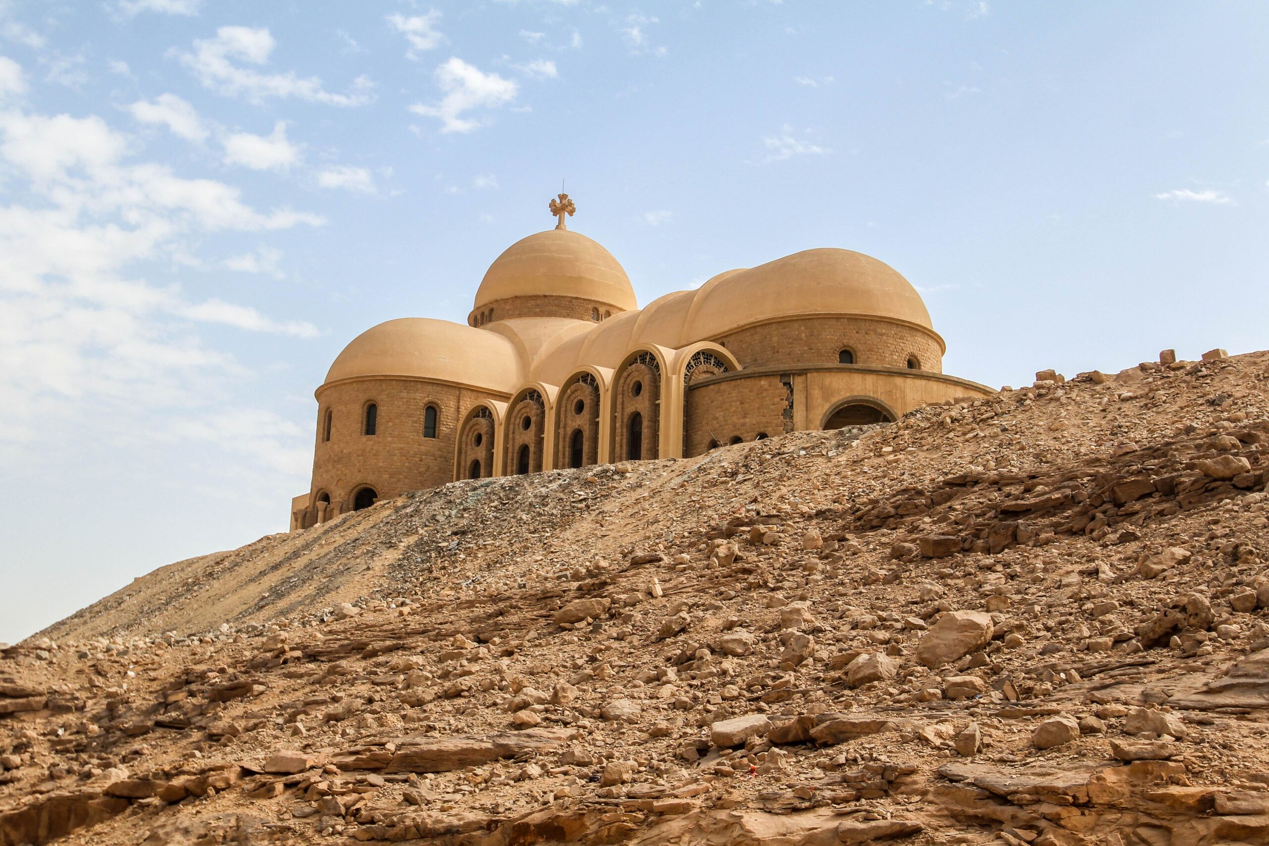 Private Tour zu den Klöstern von St. Antonius & St. Paulus – Heilige Orte in der ägyptischen Wüste mit Famco Tours entdecken