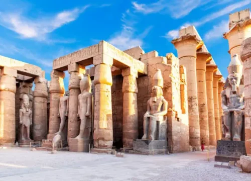 Von Sonnenaufgang bis Sonnenuntergang: Ein perfekter Tag in Luxor