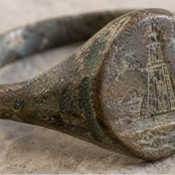 Leuchtturm von Alexandria: Ring mit Pharos-Motiv